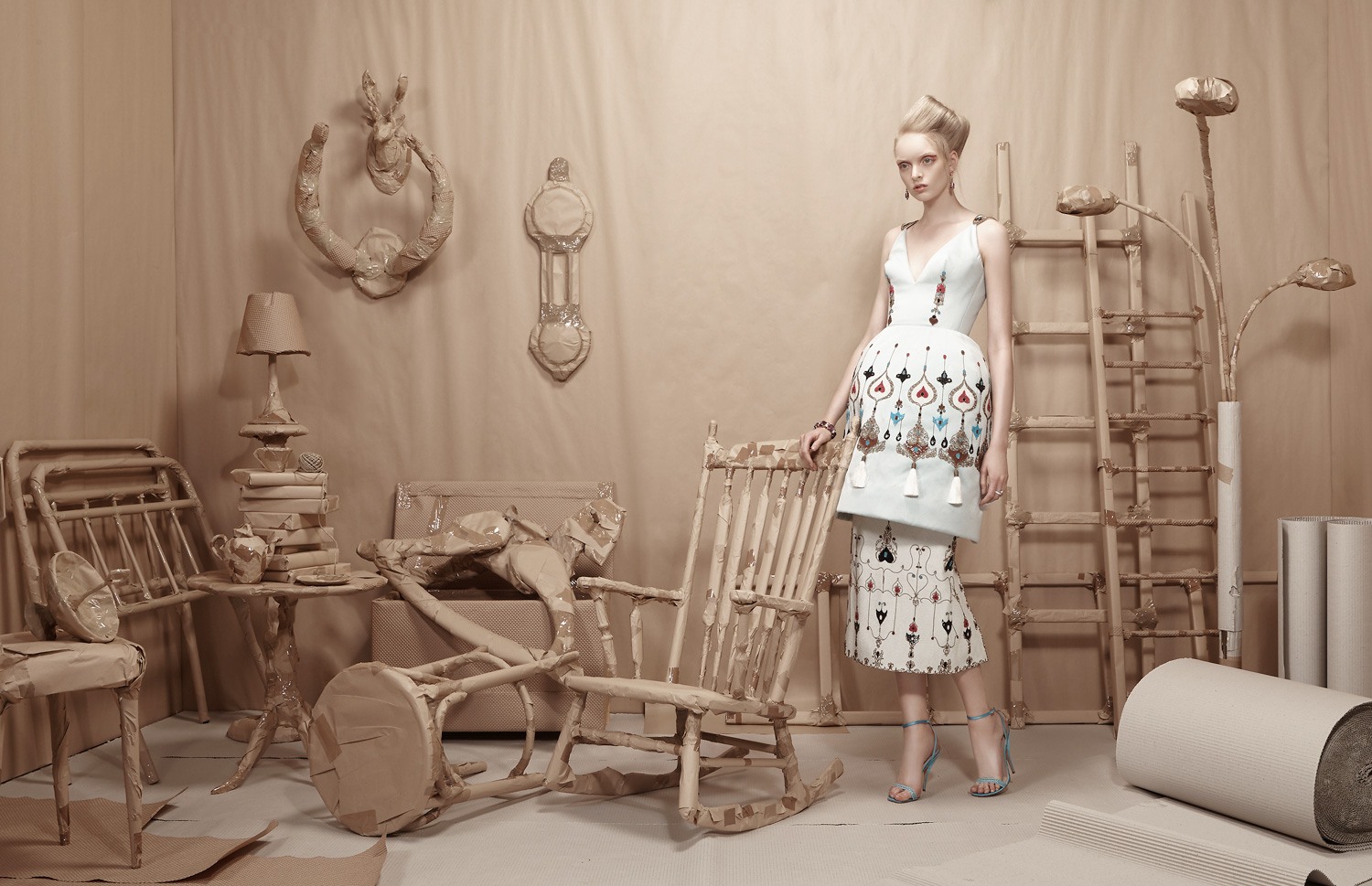 L'Officiel Ukraine editoriale di moda, Leaving Home  