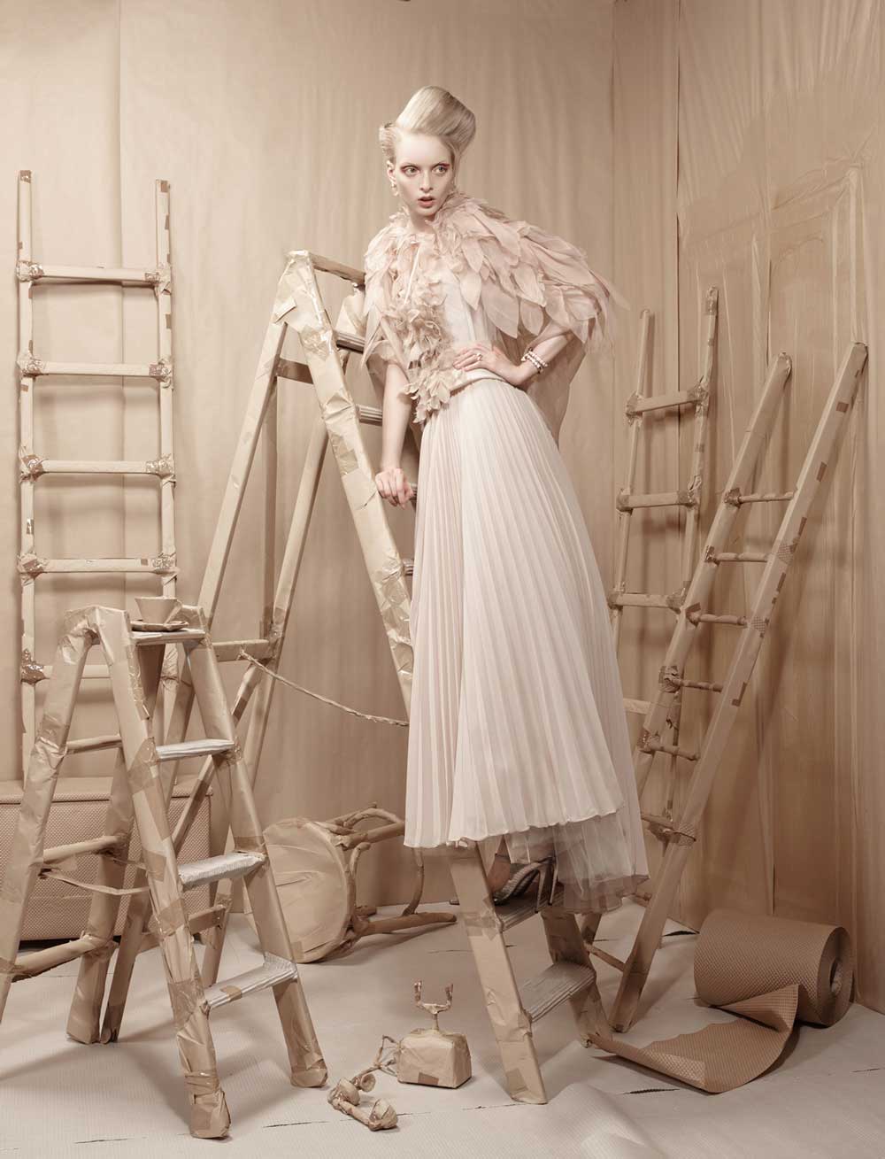 L'Officiel Ukraine editoriale di moda, Leaving Home  