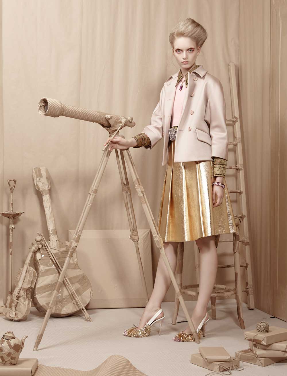 L'Officiel Ukraine editoriale di moda, Leaving Home  