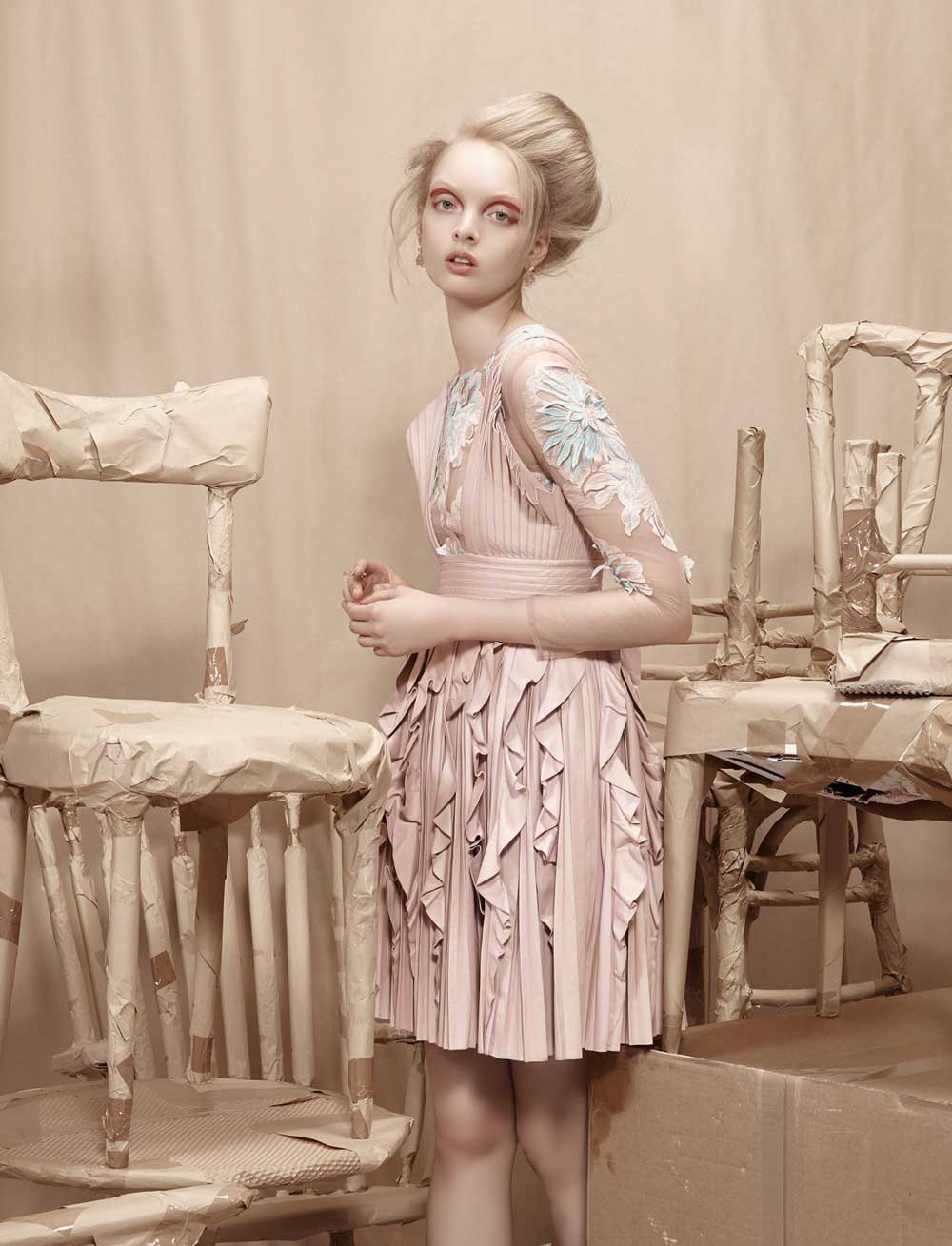 L'Officiel Ukraine editoriale di moda, Leaving Home  