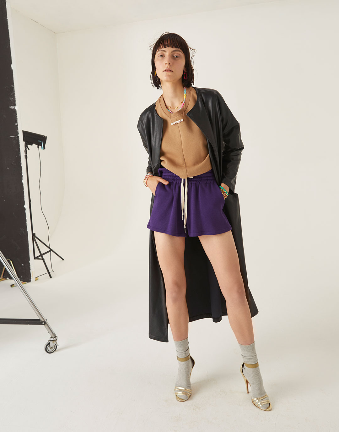 ROOM-19.21 Servizio di moda stile moderno in studio con limbo.
